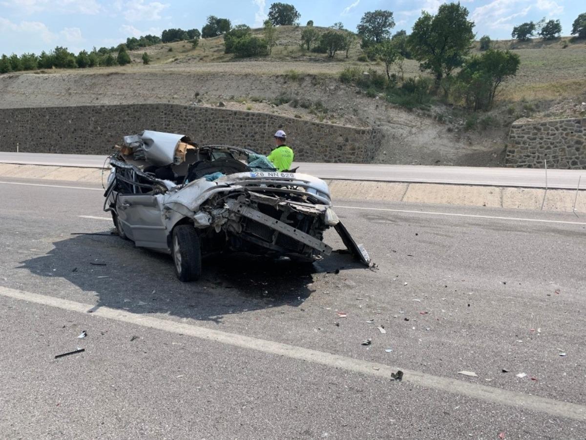 Otomobil tıra &ccedil;arptı: 3 yaralı