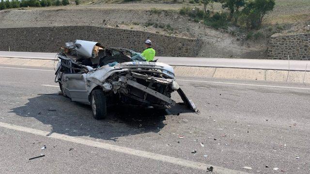 Otomobil tıra çarptı: 3 yaralı