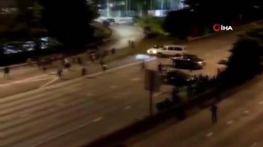 ABD'de korkunç olay! Aracıyla süratle gelerek göstericilerin arasına daldı