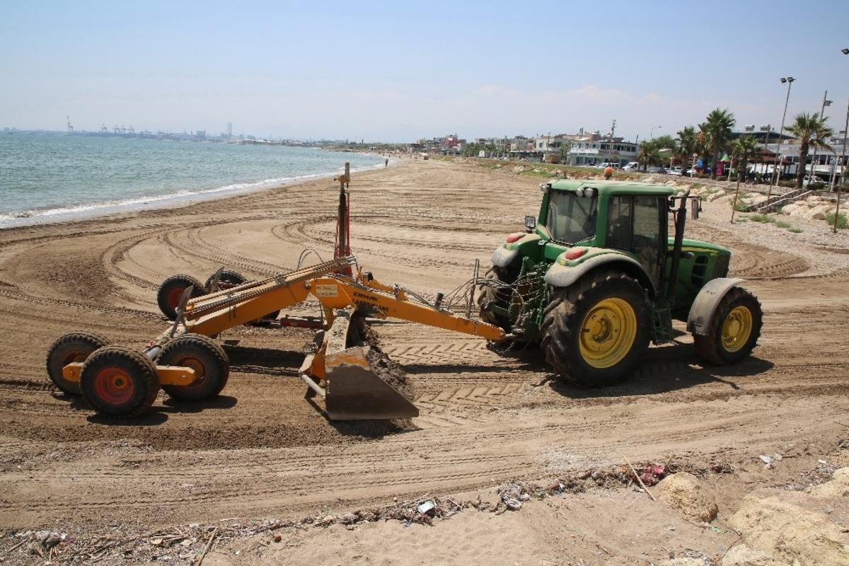 Karaduvar sahili, &ccedil;&ouml;p ve atıklardan arındırıldı