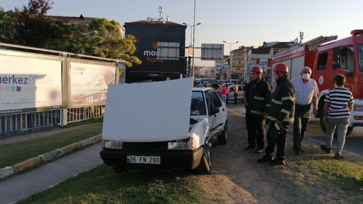 Kocaeli&rsquo;de 2 otomobil &ccedil;arpıştı: 1 yaralı
