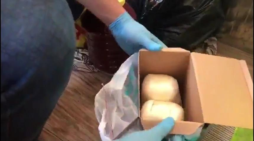 Şeytanın aklına gelmez! Bebe bisk&uuml;visi kutusundan 15 kilo eroin &ccedil;ıktı