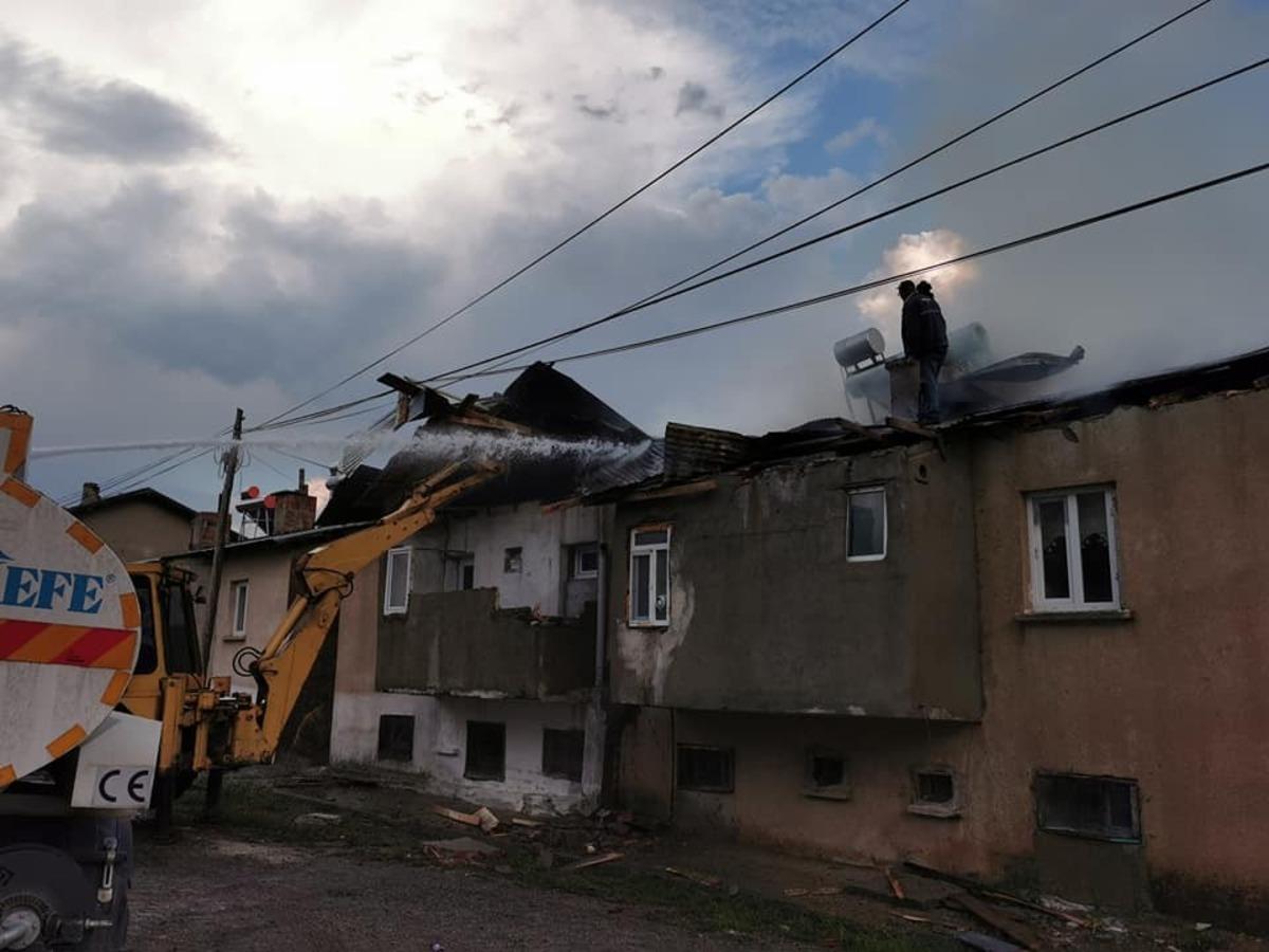 G&uuml;m&uuml;şhane&rsquo;de yıldırım d&uuml;şmesi sonucu yangın &ccedil;ıktı