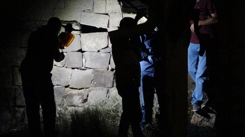 Polis her yerde delil aradı! Ailesi ile birlikte otururken başından vurularak &ouml;ld&uuml;