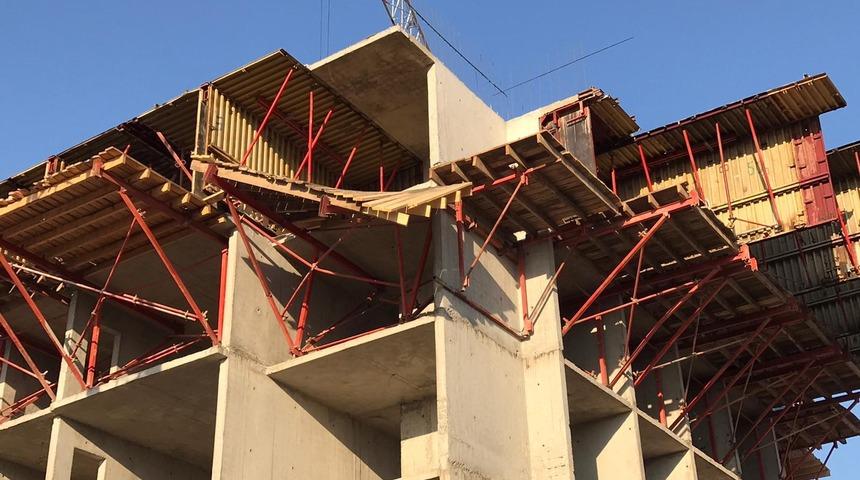 İnşaatta feci olay! 5'inci kattan iskeleyle d&uuml;şt&uuml;ler