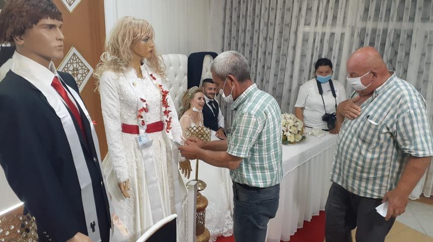 Takılar gelin-damat yerine cansız mankenlere takıldı