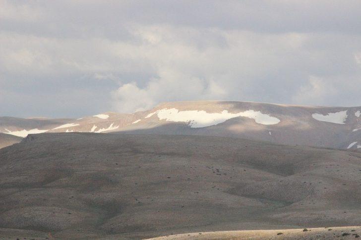 Bolkar dağındaki kar, görenlerin içini serinletti
