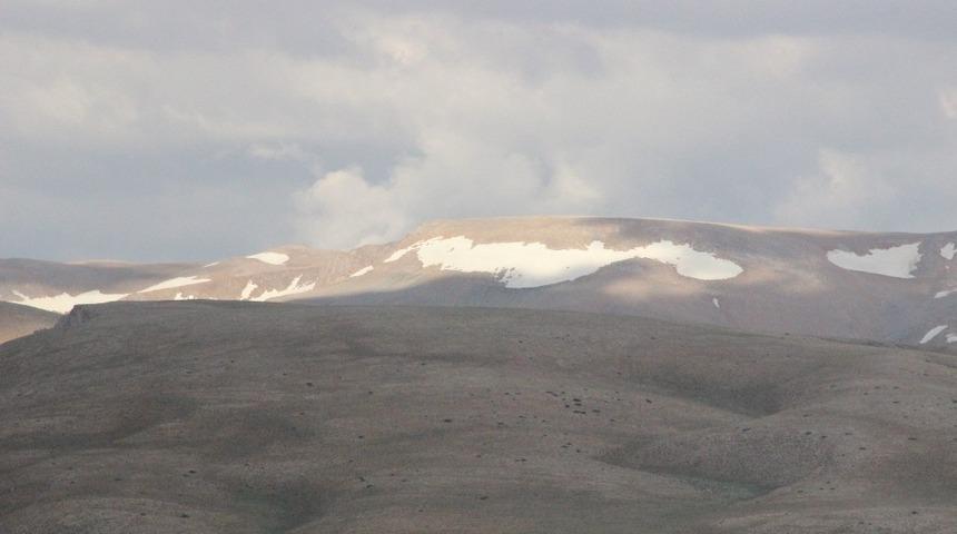 Bolkar dağındaki kar, g&ouml;renlerin i&ccedil;ini serinletti