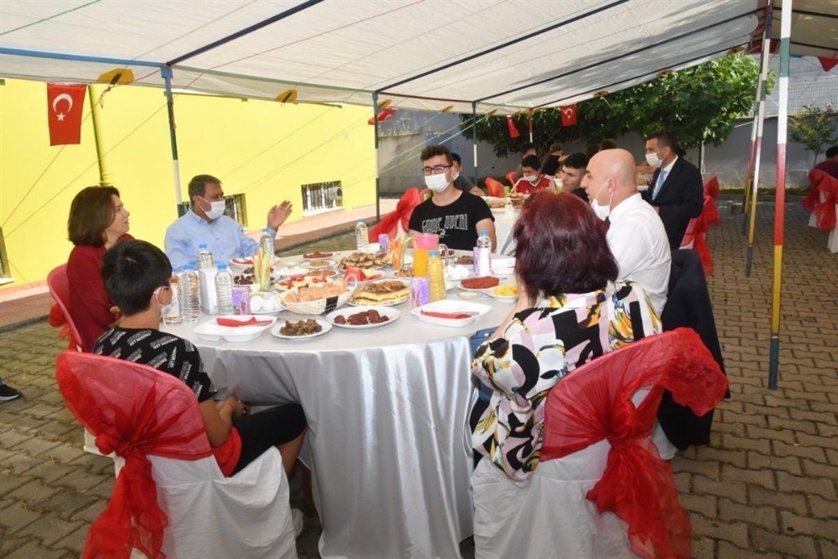 Sevgi evinde kalan &ccedil;ocuklara validen kahvaltı s&uuml;rprizi