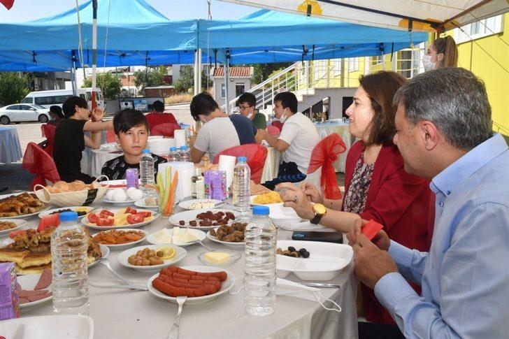 Sevgi evinde kalan çocuklara validen kahvaltı sürprizi G2