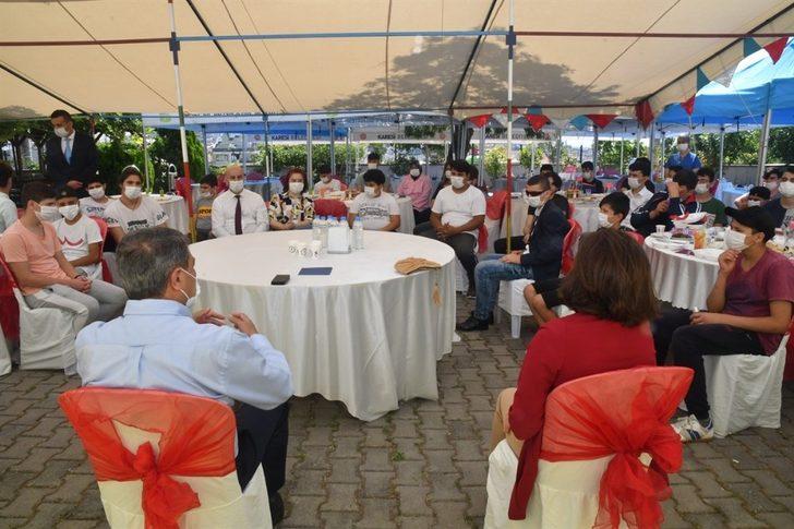 Sevgi evinde kalan çocuklara validen kahvaltı sürprizi G3