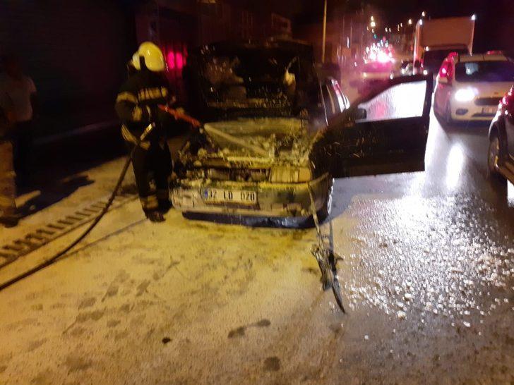 Seyir halindeki otomobilden bir anda dumanlar yükseldi G1