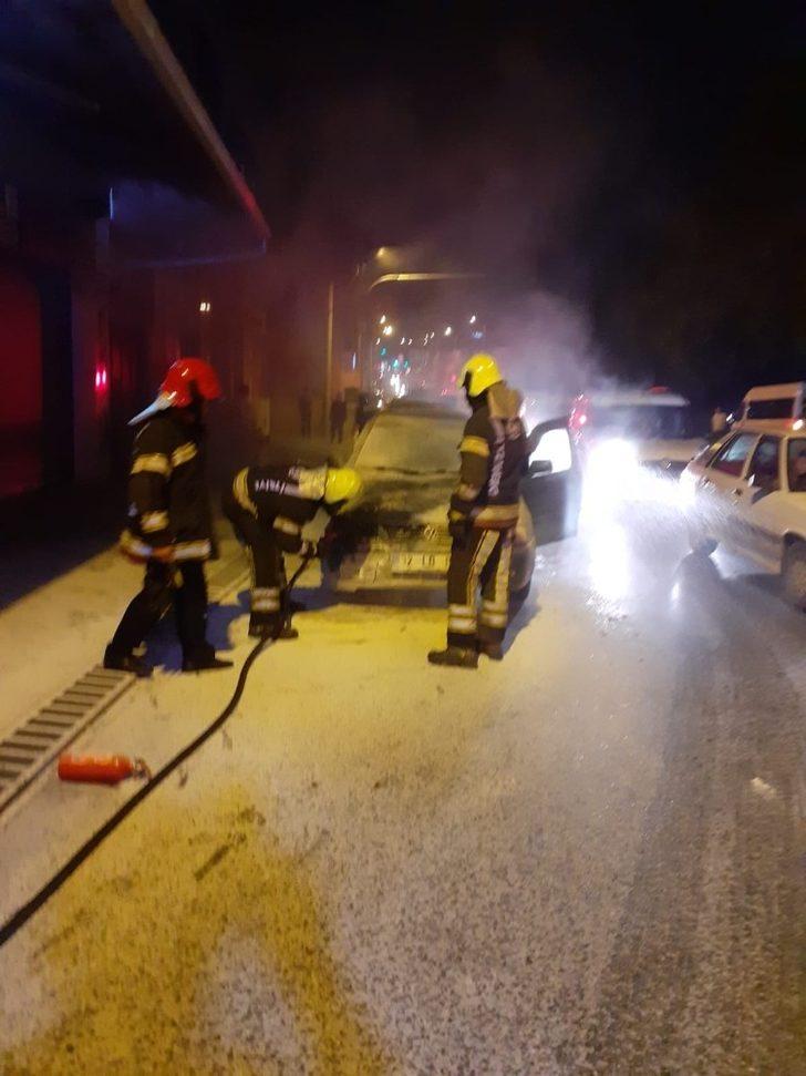 Seyir halindeki otomobilden bir anda dumanlar yükseldi G3