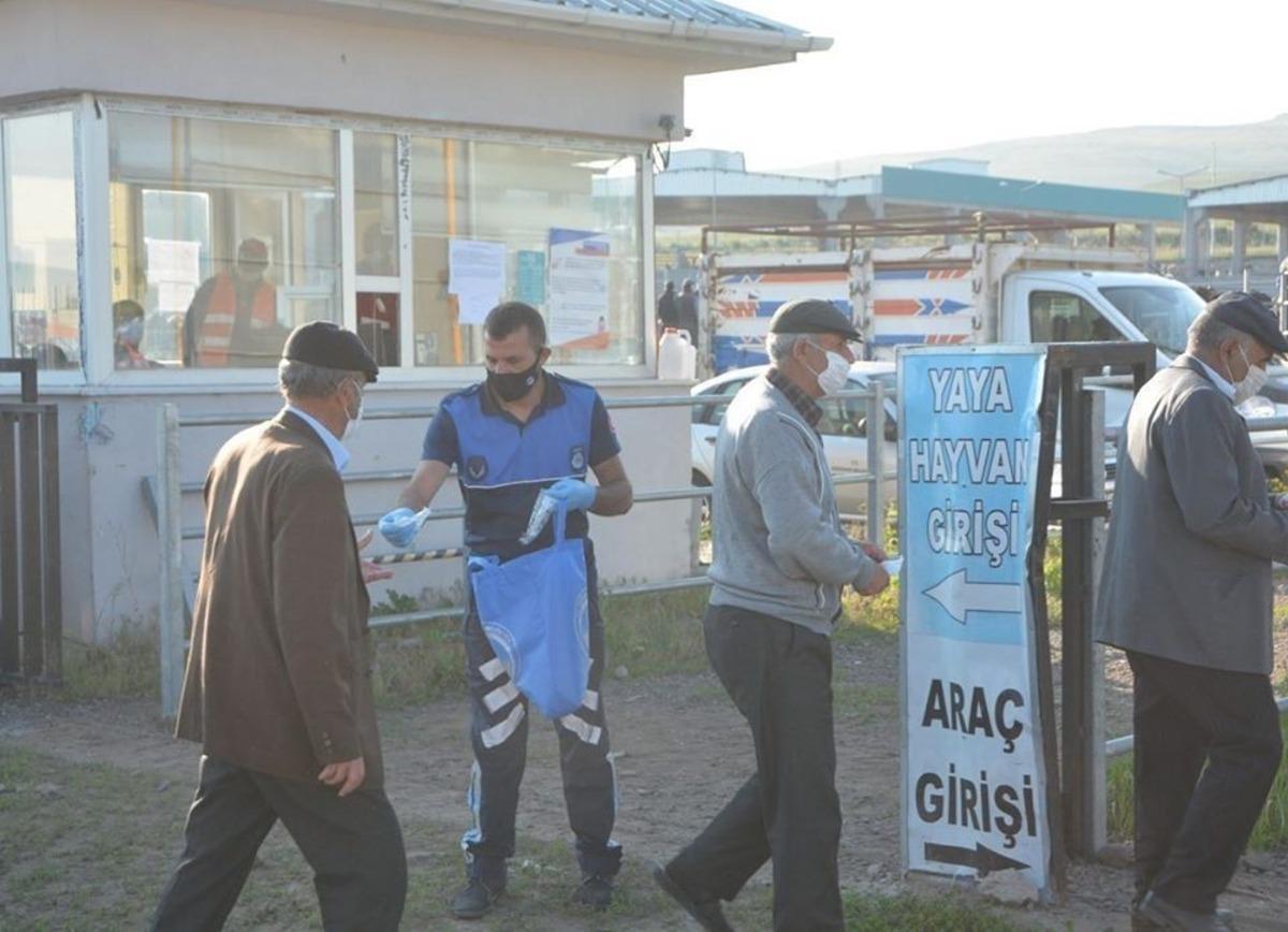 Covid-19 nedeniyle kapatılan Ardahan canlı hayvan pazarı yeniden a&ccedil;ıldı