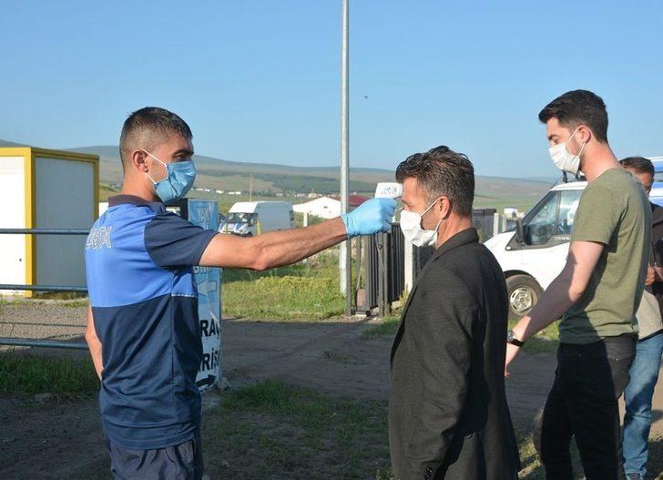 Covid-19 nedeniyle kapatılan Ardahan canlı hayvan pazarı yeniden açıldı G3