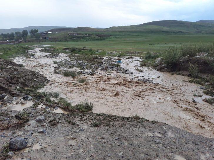 Başkale’de sağanak sele neden oldu G3