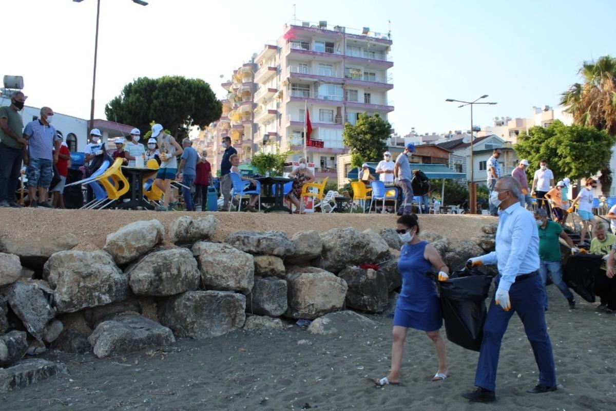 Başkan Tarhan, Mezitlililerle birlikte sahil temizliği yaptı