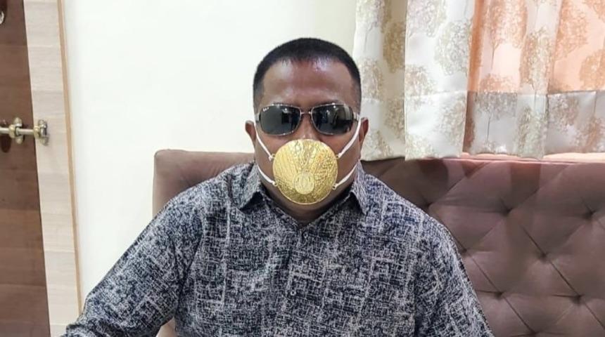 Hindistanlı iş adamı koronavir&uuml;se karşı altın maske takıyor