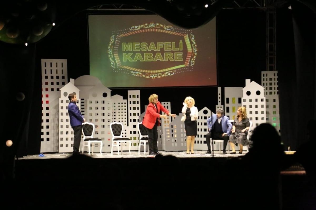 Kocaeli&rsquo;de mesafeli tiyatro oyunu sergilendi