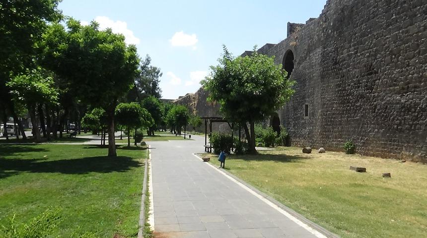 Koronavir&uuml;s&uuml;n yapamadığını sıcak havalar yaptı