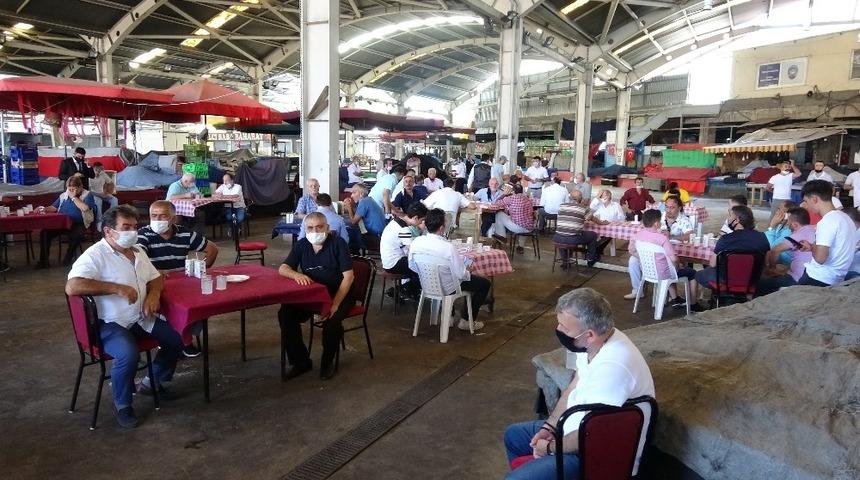 Pazara bu kez tezgah yerine d&uuml;ğ&uuml;n masası kuruldu