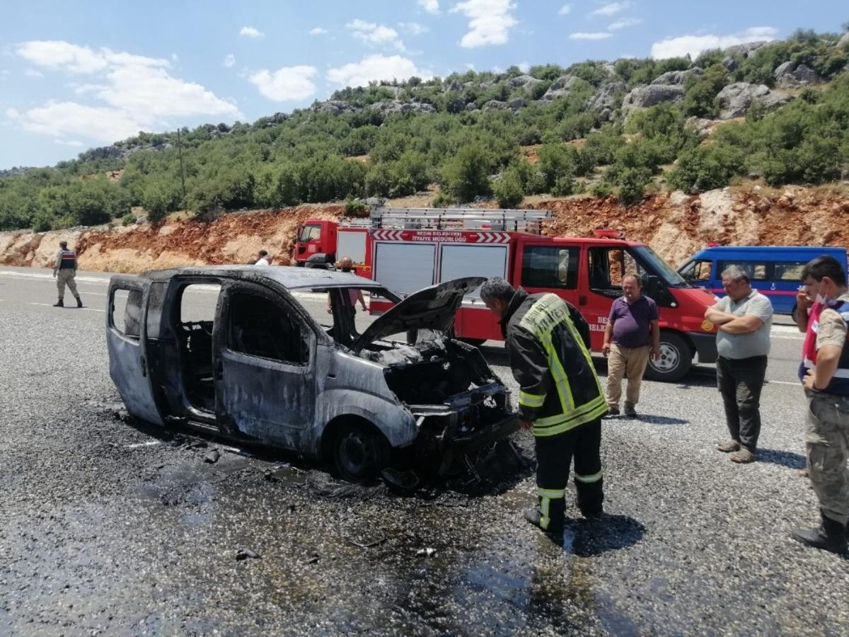 Seyir halindeki ara&ccedil; yanarak k&uuml;le d&ouml;nd&uuml;