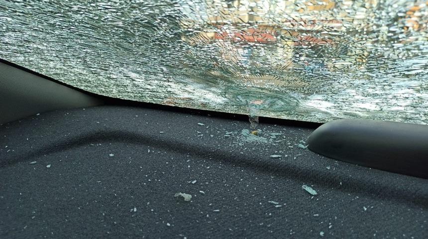 Sakarya&rsquo;da maganda kurşunu park halindeki aracın camına isabet etti