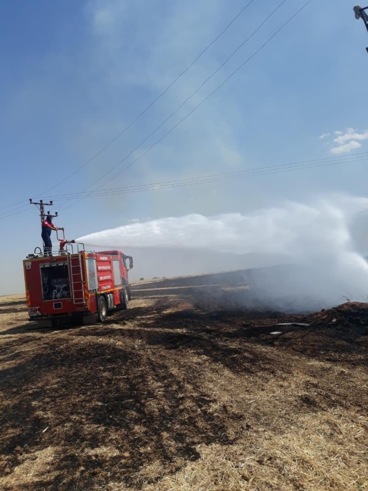 Alevler artezyen kuyusuna sı&ccedil;radı, sulama boruları yandı