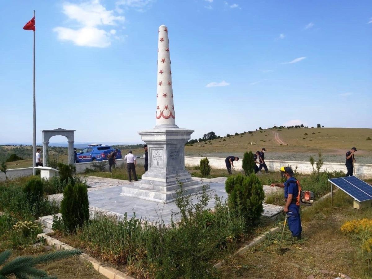 Jandarmadan Oyuktepe Şehitliği&rsquo;ne ziyaret