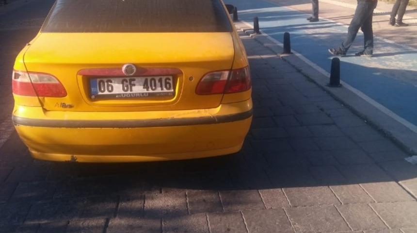 Yaya şeridinden ge&ccedil;meyen yayaya otomobil &ccedil;arptı