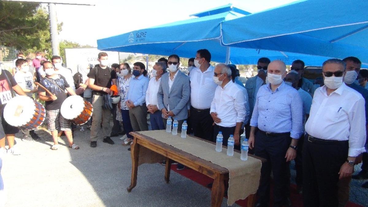 Bakan Karaismailoğlu, Silifke&rsquo;de davul zurna ve pankartlarla karşılandı