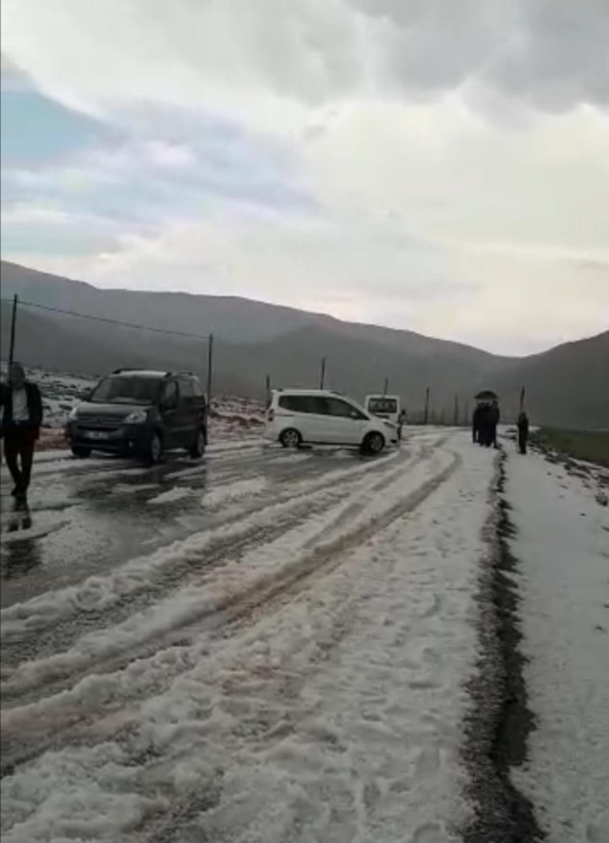 Van-Bah&ccedil;esaray yolunda dolu etkili oldu