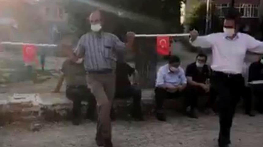 Bakan Koca'dan maske ve mesafeli halay paylaşımı