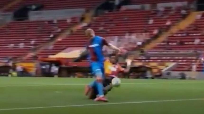 Galatasaray-Trabzonspor ma&ccedil;ındaki penaltı pozisyonu &ccedil;ok konuşuldu