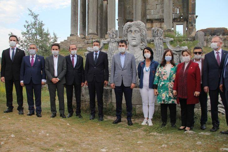 Bakan Kurum, Aizanoi Antik Kenti’nde incelemelerde bulundu G1