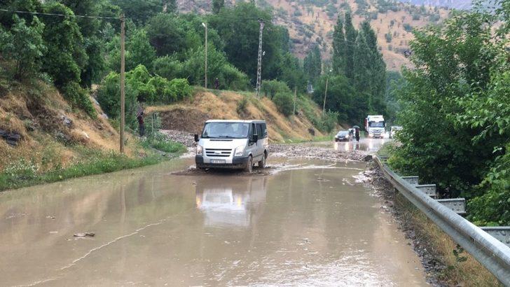 Hakkari-Çukurca yolunda sel G3