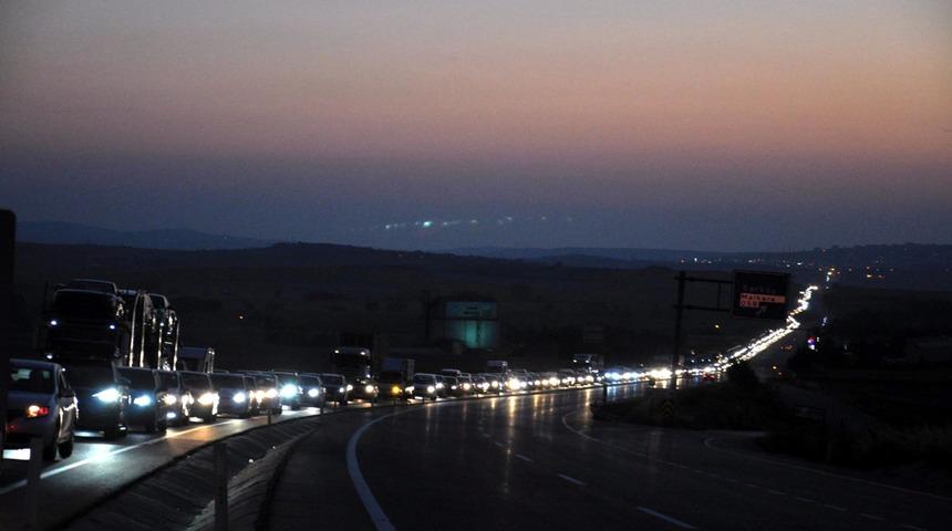 İstanbul-Çanakkale karayolunda 20 kilometre araç kuyruğu