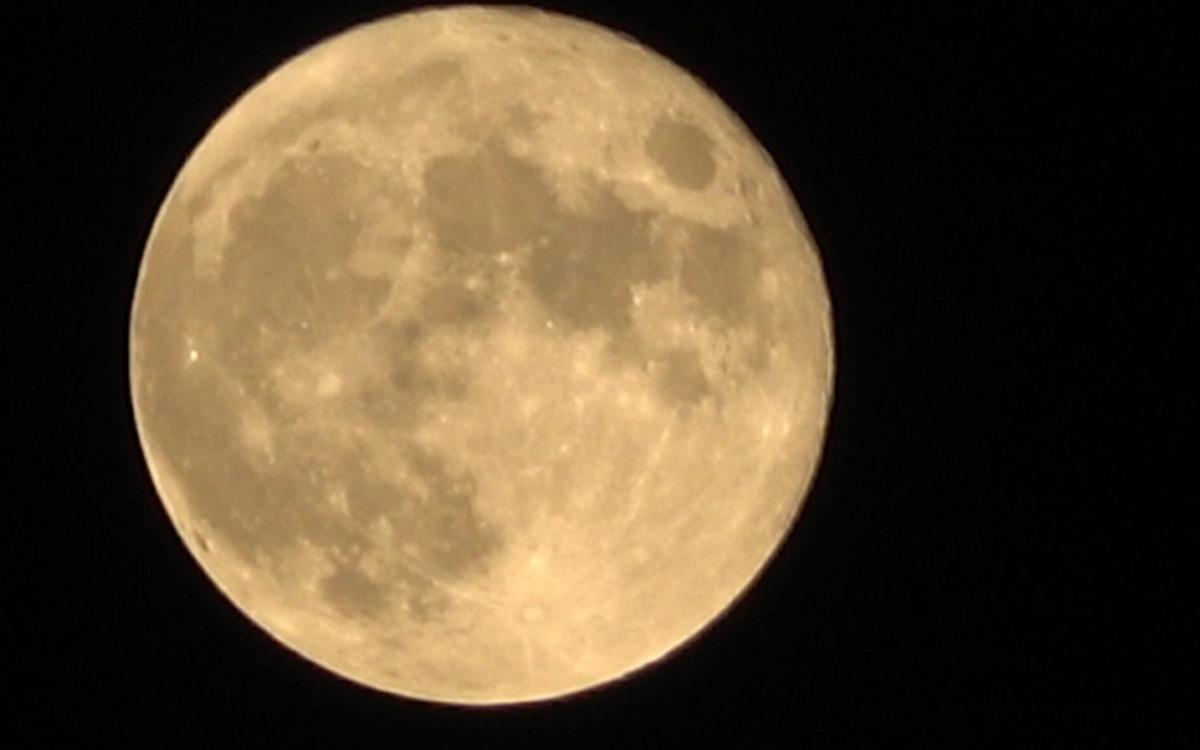 Elazığ&rsquo;da Harput&rsquo;tan izlenen dolunay, hayran bıraktı