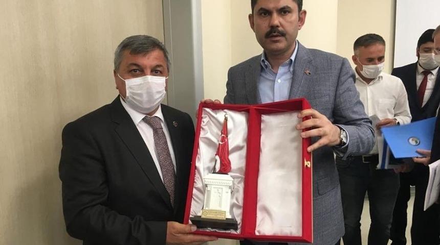 Başkan Arif Teke’den Bakan Kurum’a Şehit Sancaktar Anıtı biblosu hediyesi