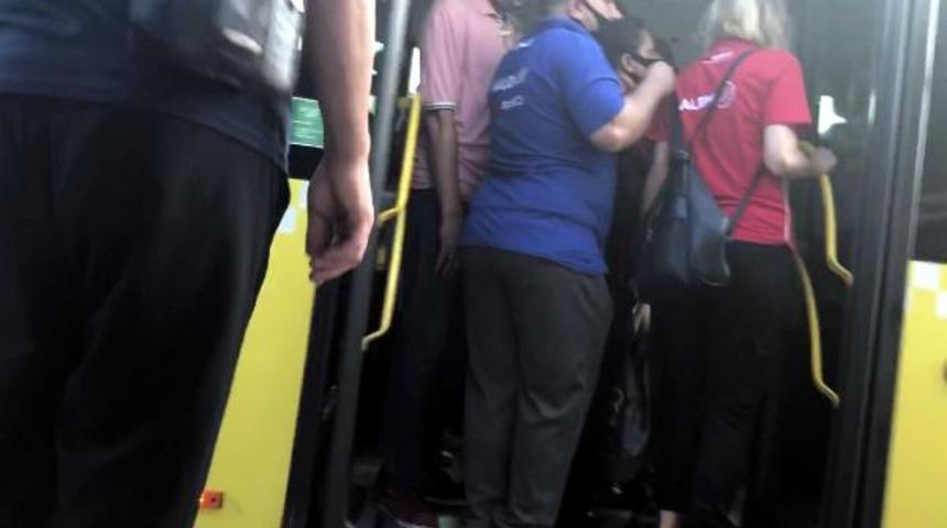 Yer: İstanbul! Metrob&uuml;ste adım atacak yer kalmadı