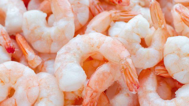 Parmakları ısırtan aperatif: Acılı kremalı karides tarifi