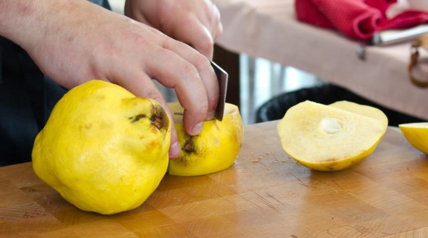 Ayvayı oyalım, içine kıyma koyalım: Ayva dolması tarifi