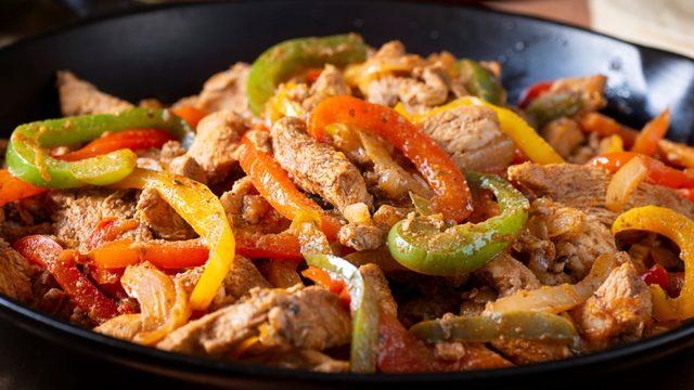 Tadı damaklardan silinmeyecek bir et yemeği: Ayvalı et sote tarifi