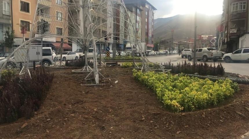 Hakkari Belediyesinden kenti çiçeklerle süsleme çalışması