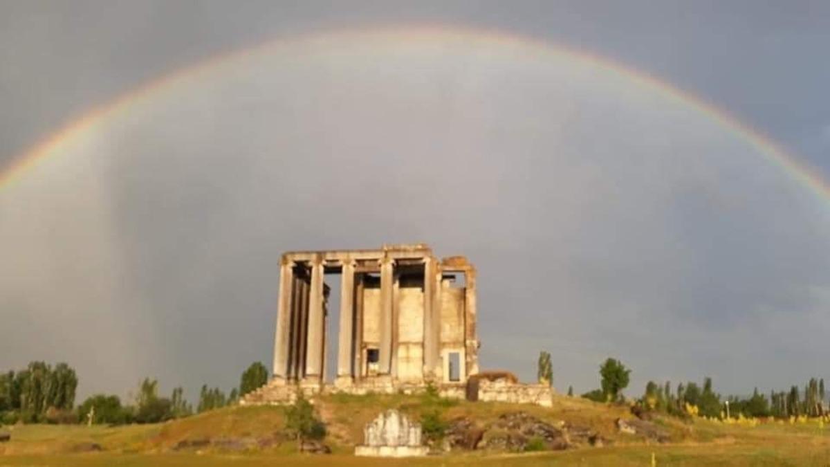 Aizanoi Antik Kenti&rsquo;nin &uuml;zerinde ortaya &ccedil;ıkan g&ouml;kkuşağı b&uuml;yeledi