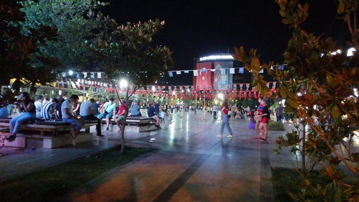 Aydın&rsquo;da aşırı sıcaklar nedeniyle uyuyamayan vatandaşlar geceyi sokakta ge&ccedil;irdi