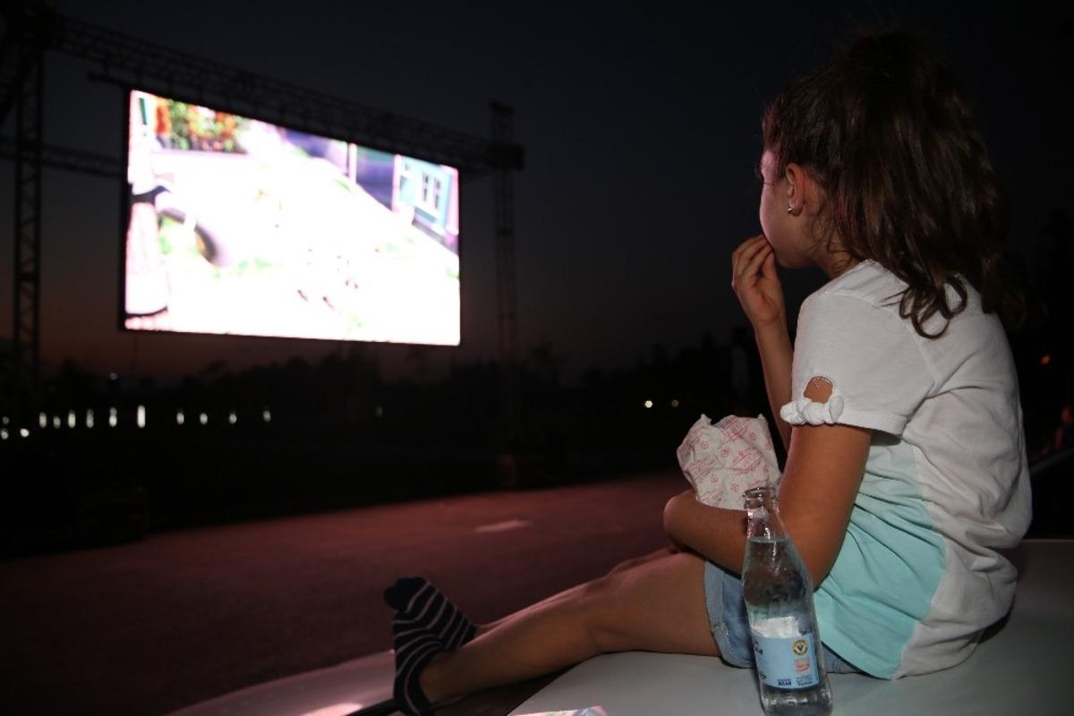 Bu kez &ccedil;ocuklar arabada sinema keyfi yaşadı