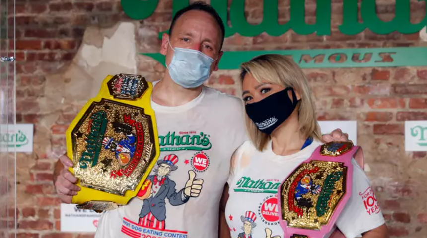 10 dakikada 75 sosisli sandvi&ccedil; yedi!