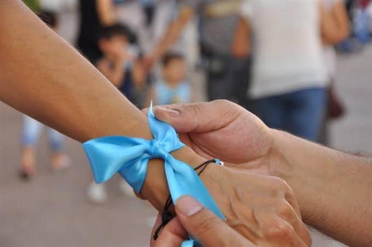UCİM Saadet Öğretmen Çocuk İstismarı İle Mücadele Derneği’nden çağrı: ‘Çocuklar için mavi kurdele tak’ G1