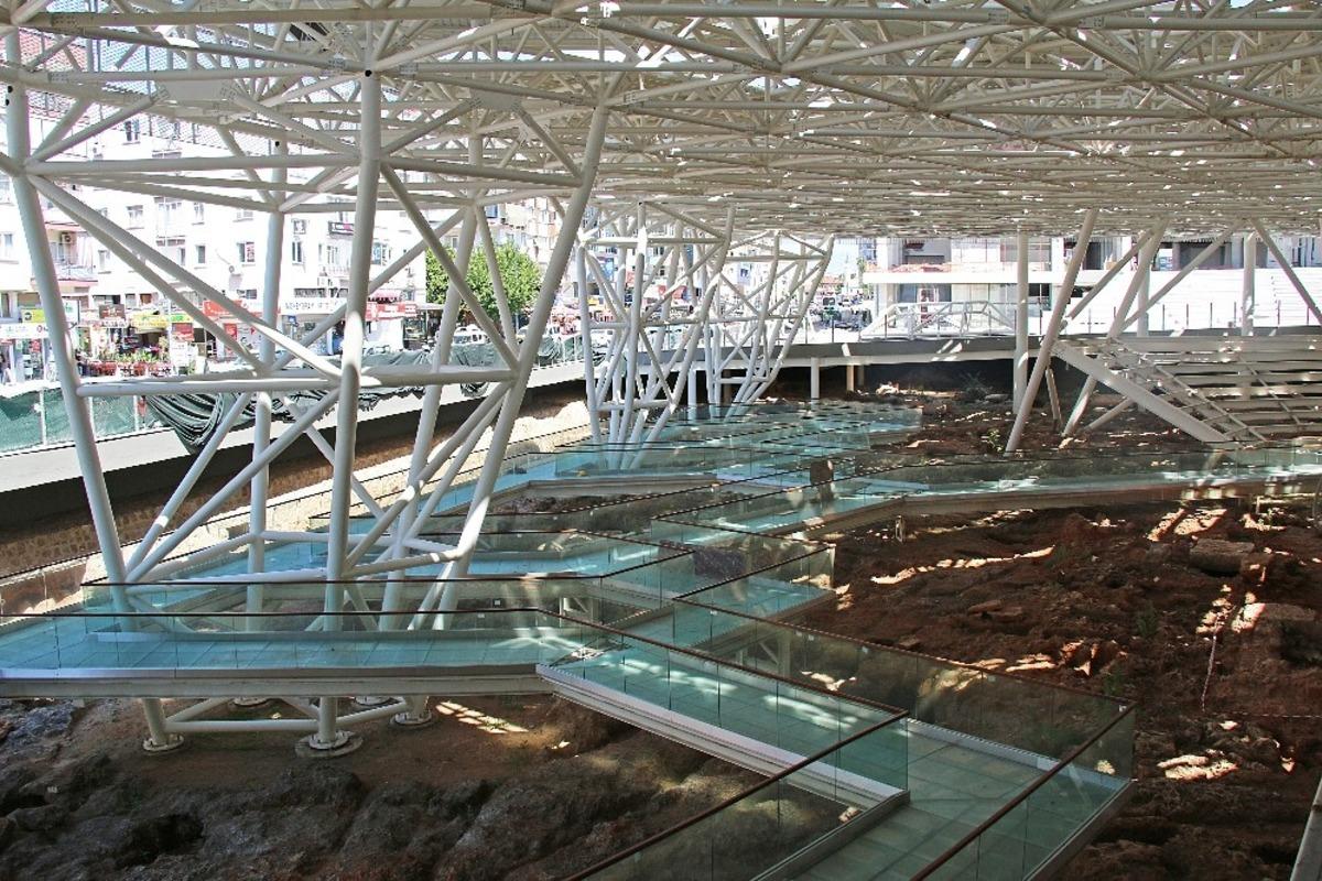 Nekropol alanında 2 bin 500 yıllık tarihi yolculuk g&uuml;n sayıyor